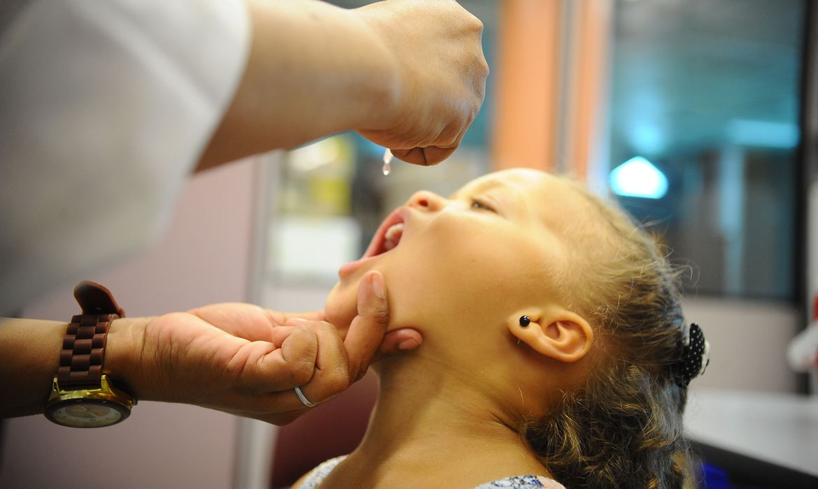 Criança sendo vacinada. Brasil apresenta dificuldades para atingir a meta de cobertura desde 2015.
