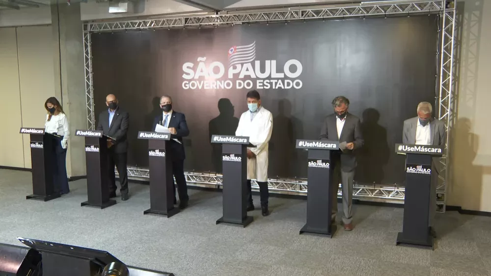 Cinco homens e uma mulher enfileirados em uma coletiva de imprensa do governo de São Paulo.