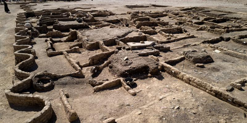 Imagem do sítio arqueológico, com paredes de tijolos em ruínas a mostra.